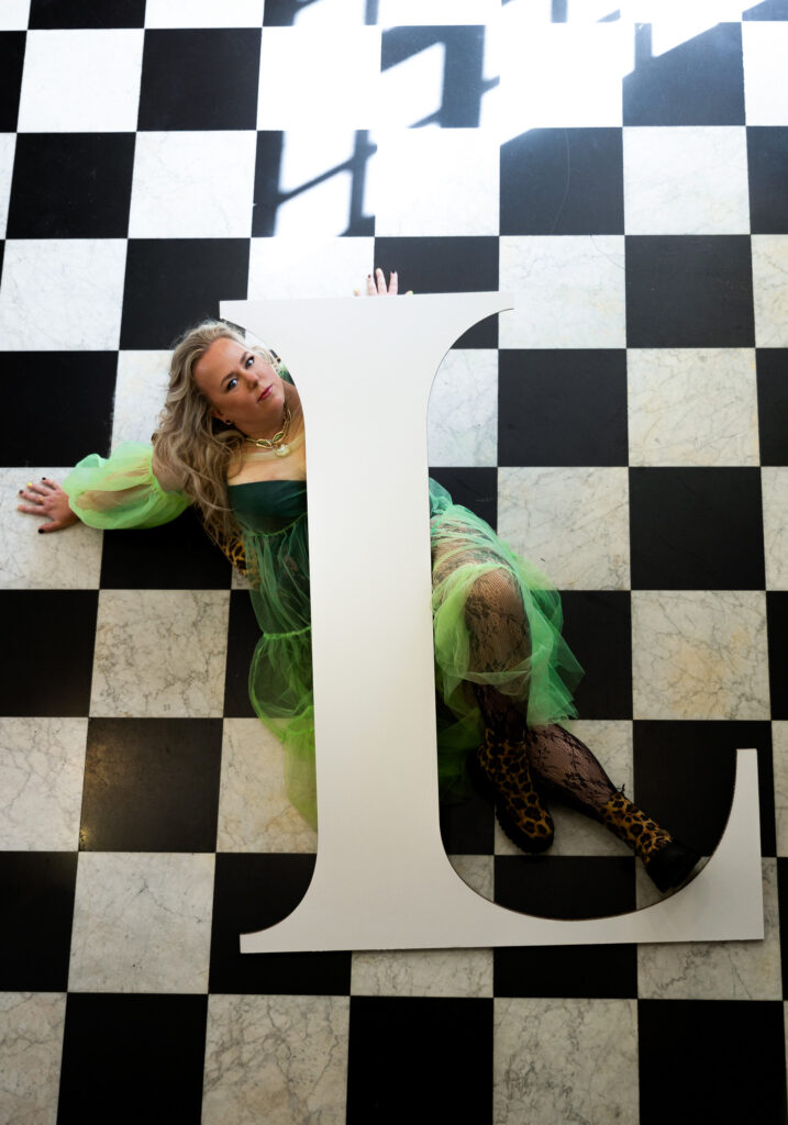 Lieke met de letter L tijdens de brandshoot van Lieke ontwerpt