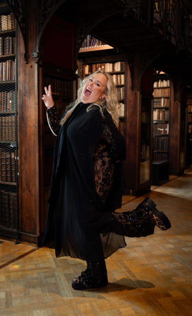 Boekontwerp van Lieke ontwerpt, gefotografeerd in de bibliotheek